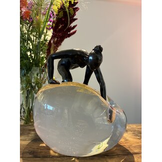 Bronzeskulptur auf Kristallsockel mit Blattgold