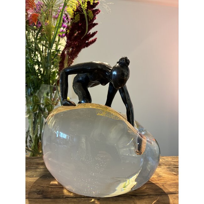 Bronzen Figuur met Bladgoud op Kristallen Basis | Een Harmonie van Kracht, Licht en Tijdloze Schoonheid