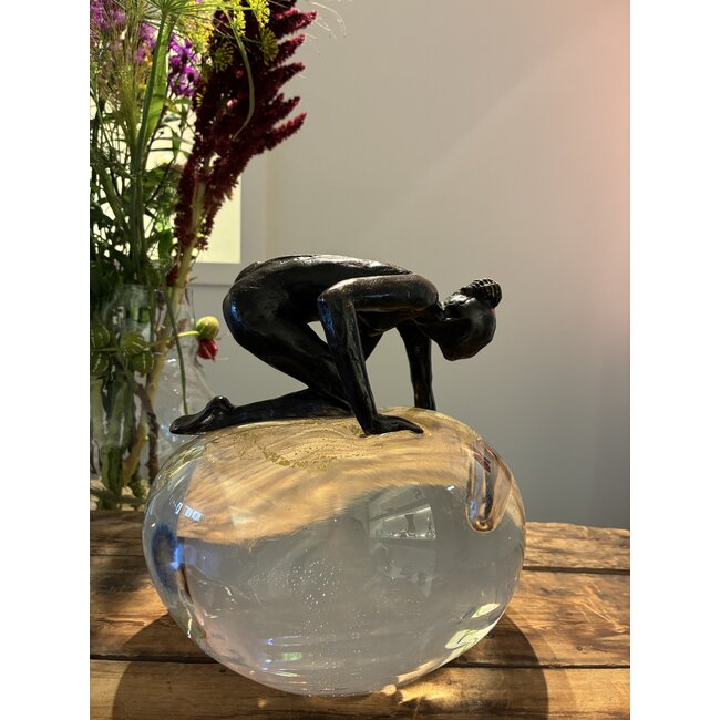 Bronzeskulptur mit Blattgold auf Kristallsockel | Eine Harmonie aus Kraft, Licht und zeitloser Schönheit