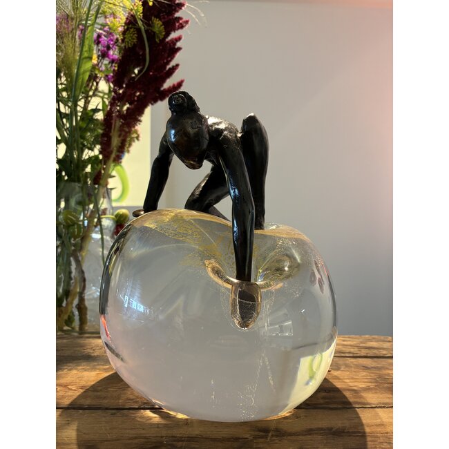 Bronzeskulptur mit Blattgold auf Kristallsockel | Eine Harmonie aus Kraft, Licht und zeitloser Schönheit