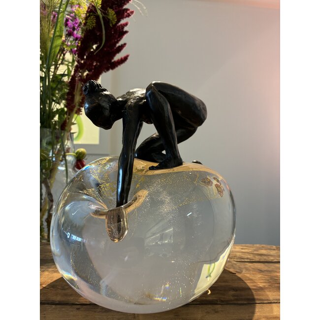 Bronzen Figuur met Bladgoud op Kristallen Basis | Een Harmonie van Kracht, Licht en Tijdloze Schoonheid