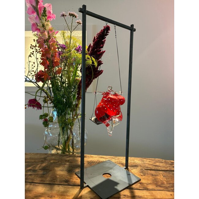 Een speelse viering van het leven – Schommelende dame in badpak van glas door Kjell Engman