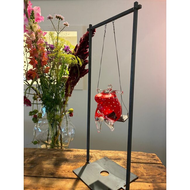 Spielerisch das Leben feiern – schaukelnde Dame im Badeanzug aus Glas von Kjell Engman