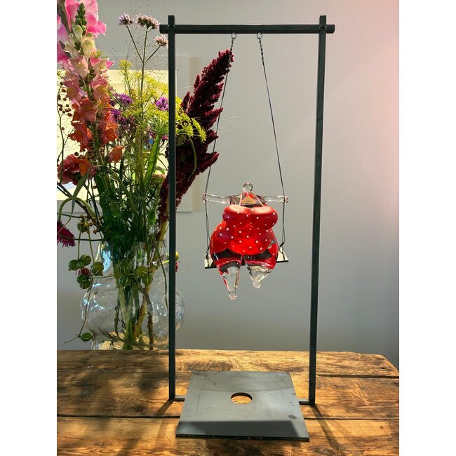 Een speelse viering van het leven – Schommelende dame in badpak van glas door Kjell Engman