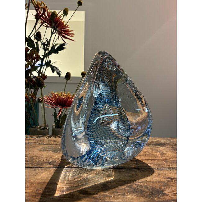 Lichtspiraal – Kristallen designobject in blauwe tint met gekleurde spiraal