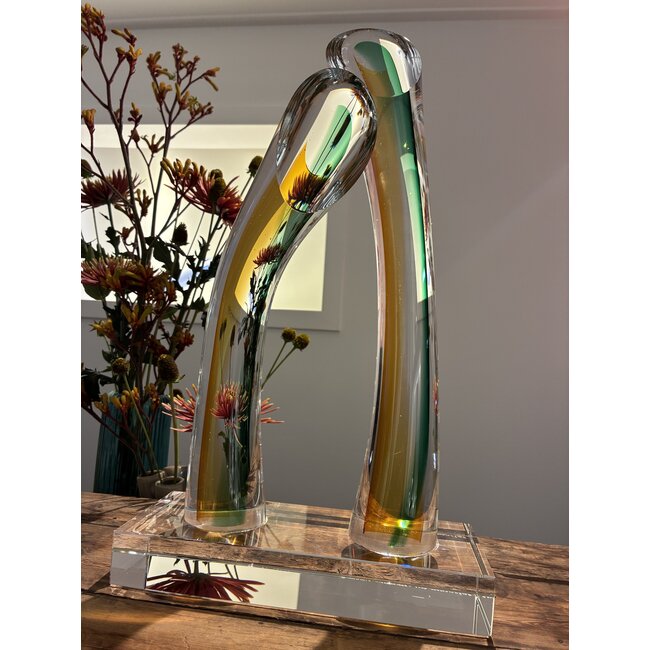 „Zusammenspiel“ – Moderne Glasskulptur in zwei Farben, die das Zusammenspiel von Kontrast und Verbundenheit symbolisiert