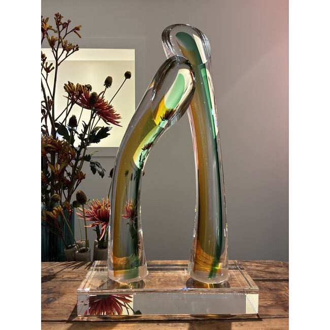 „Zusammenspiel“ – Moderne Glasskulptur in zwei Farben, die das Zusammenspiel von Kontrast und Verbundenheit symbolisiert