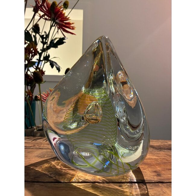 Lichtspiraal – Kristallen designobject in blauwe tint met gekleurde spiraal