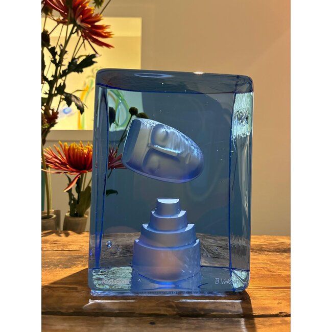 Kosta Boda Bertil Vallien Azur Dream – Handgemaakt Zweeds kristallen kunstobject in diepblauwe, Gelimiteerde oplage