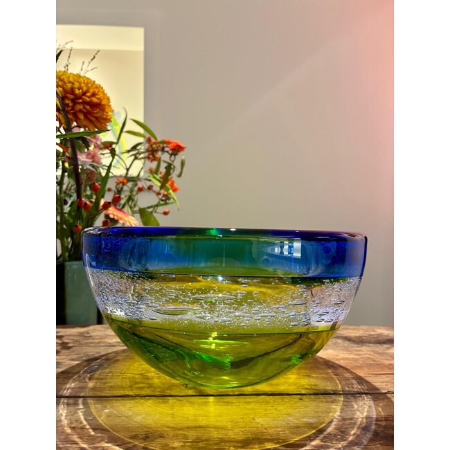 Polderlandschap is een handgemaakt kristallen object als symbool voor het Nederlandse polderlandschap