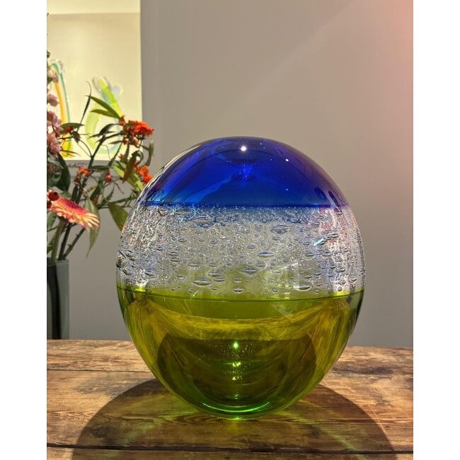 Polderlandschap is een handgemaakt kristallen object als symbool voor het Nederlandse polderlandschap