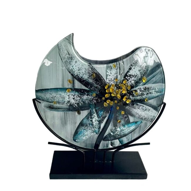 Stille Blume – Poetische Glasskulptur mit grau Tönen und goldenen Akzenten