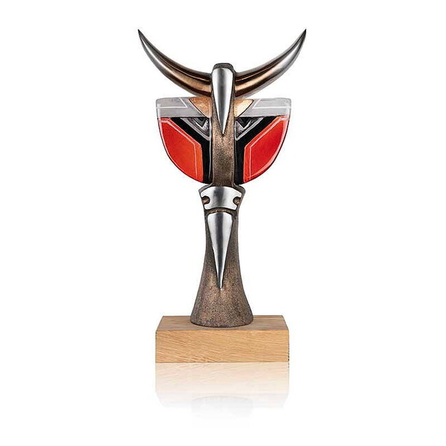 Hero – monumentale Skulptur aus Stahl und reinem Kristall auf Eichenholzsockel