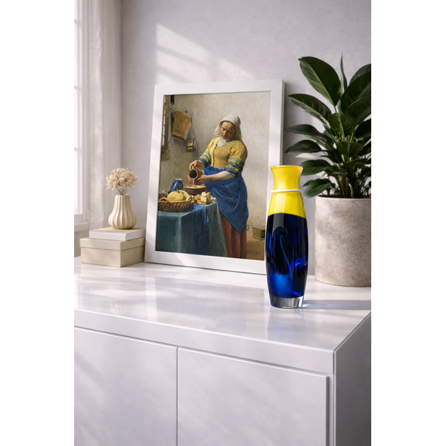 Het Melkmeisje – Vermeers eenvoud vertaald in glas en kleur