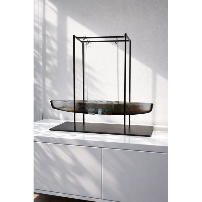 Bertil Vallien – Einzigartiges Kristallboot im Metallrahmen – Kosta Boda