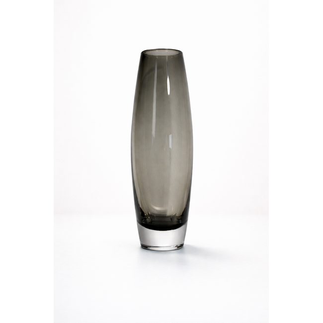 „Wednesday Balance“ – mundgeblasene Kristallvase in sanftem Grau aus der Kollektion „Days“.