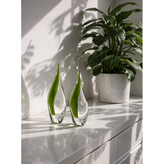 Lentegloed – Kristallen Duo in Fris Lentegroen met Vlamvormige Lijnen en Helder Lichtspel