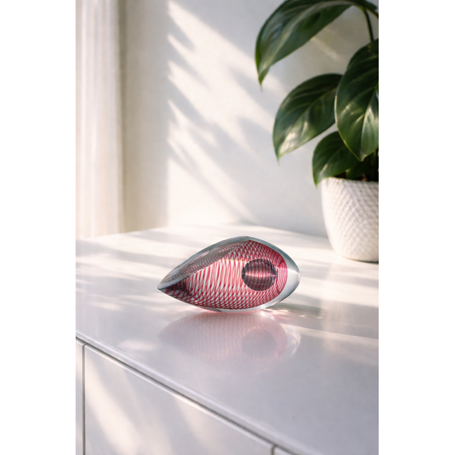 Spiraal in kristal met markante zuurstofbel als bijzondere eyecatcher – modern glasdesign met rode binnenstructuur