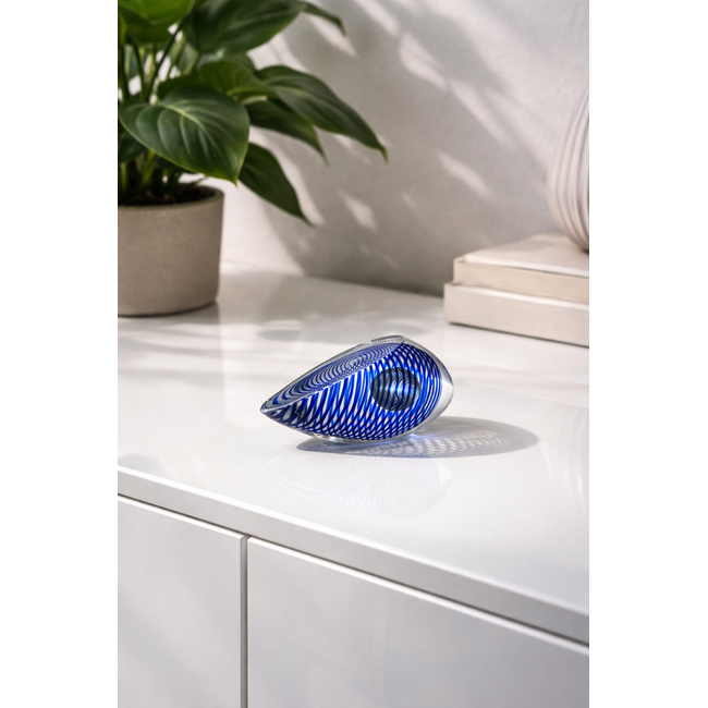 Blauwe Spiraal in kristal met markante zuurstofbel als bijzondere eyecatcher