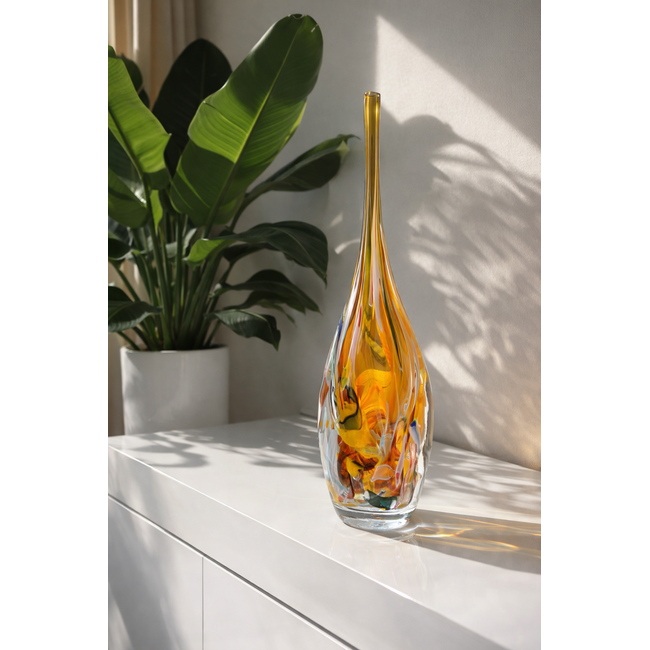 Elegante mondgeblazen glaskunstfles uit Leerdam – Ontwerp van Paul Spannenberg – Handgemaakt kunstobject met warme ambertinten