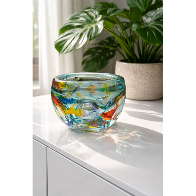 Kleurrijk glaskunstobject uit Leerdam – Ontwerp van Paul Spannenberg – Mondgeblazen schaal met levendig kleurenspel