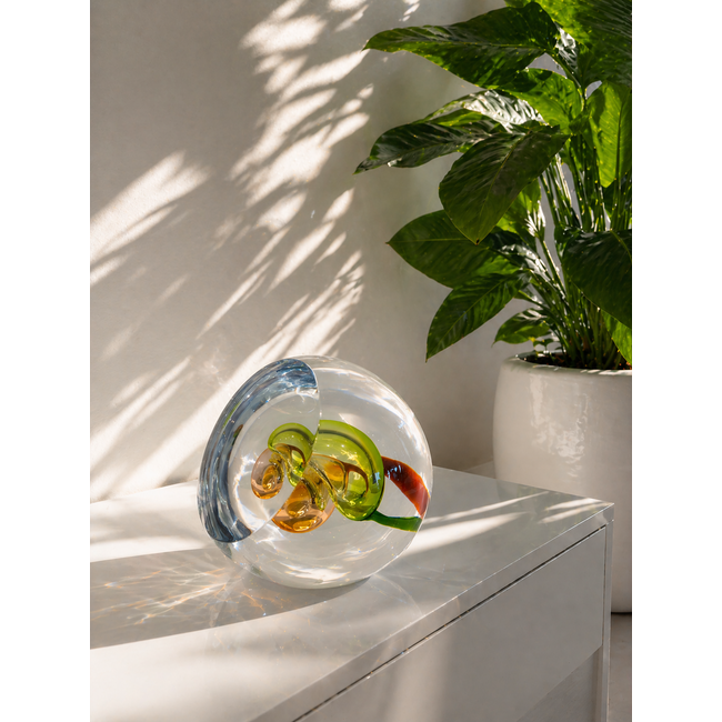 Iris – Elegante kristallen sculptuur met vloeiende vorm en fascinerend kleurenspelv
