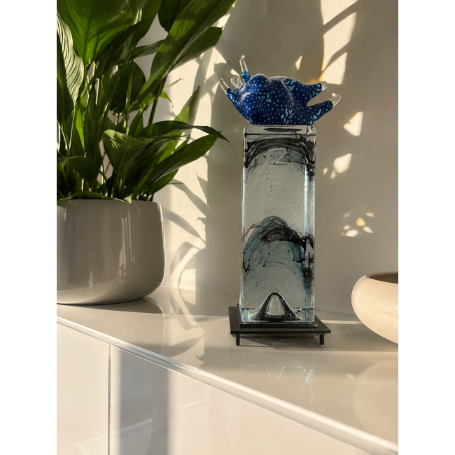 Kjell Engman  Nachtdans, Kosta Boda handgemaakt glasbeeld in diepblauw – Scandinavische glaskunst vol Vrijheid en Levenslust