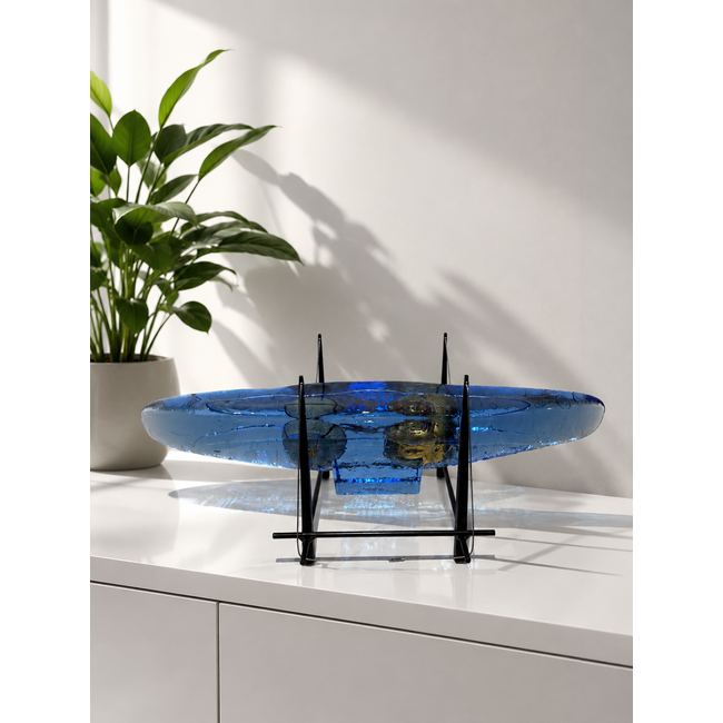 Bertil Vallien boot Flying Free – Exclusieve Kosta Boda glaskunst op metalen standaard