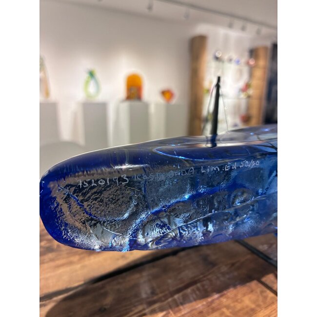 Bertil Vallien Glasboot „Flying Free“ – Exklusive Kosta Boda Glaskunst auf Metallständer