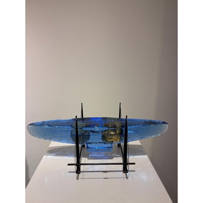 Bertil Vallien boot Flying Free – Exclusieve Kosta Boda glaskunst op metalen standaard