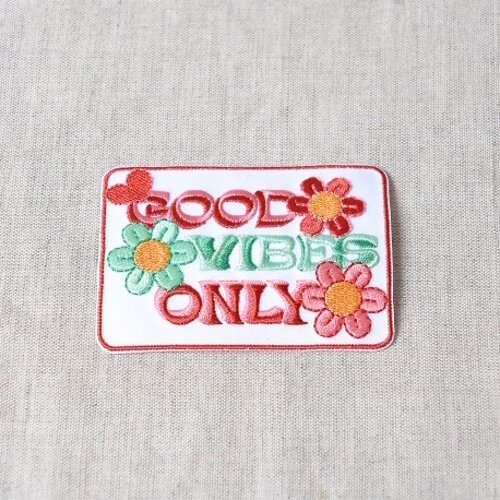 Mediac Applicatie Kleding Good Vibes Only 5.5 x 8 cm