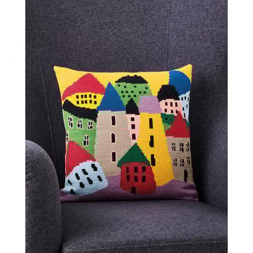 Permin Permin Borduurpakket kussen The crooked houses 83-5319 40 x 40 cm Permin Permin Borduurpakket kussen The crooked houses 83-5319 40 x 40 cm