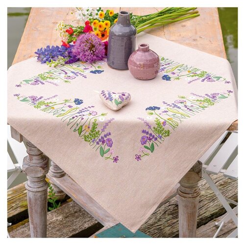 Vervaco Vervaco Tafelkleed Paarse tuinenpracht 77 x 77 cm Vervaco Vervaco Tafelkleed Paarse tuinenpracht 77 x 77 cm
