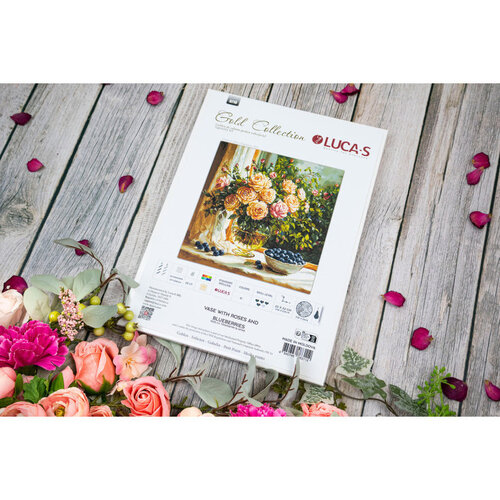 Luca S Luca S Borduurpakket Vase with Roses and Blueberries Luca S Luca S Borduurpakket Vase with Roses and Blueberries