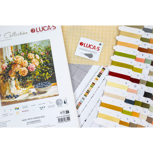 Luca S Luca S Borduurpakket Vase with Roses and Blueberries Luca S Luca S Borduurpakket Vase with Roses and Blueberries