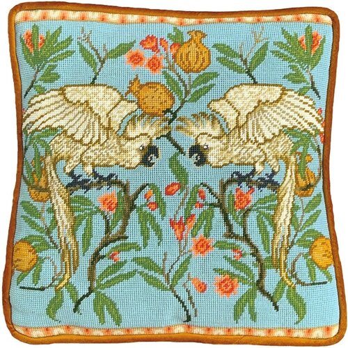 Bothy Threads Petit Point Borduurkussen Cockatoo And Pomegranate Tapestry