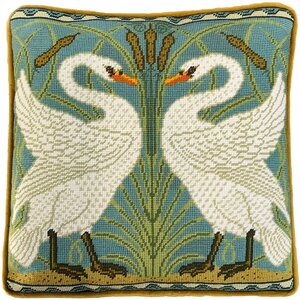 Bothy Threads Petit Point Borduurkussen Swan, Rush And Iris Tapestry