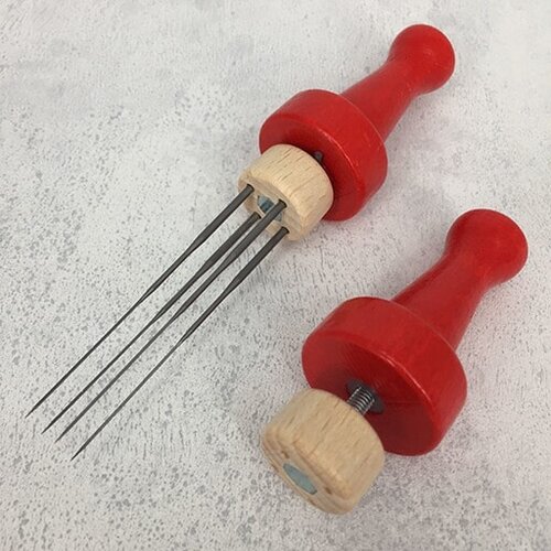 De Witte Engel Blank Houten viltnaalden houder voor 4 viltnaalden De Witte Engel Blank Houten viltnaalden houder voor 4 viltnaalden