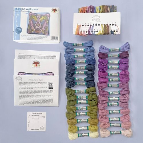 Bothy Threads Bothy Threads Petit Point Borduurkussen Midnight Wolfsbane Bothy Threads Bothy Threads Petit Point Borduurkussen Midnight Wolfsbane