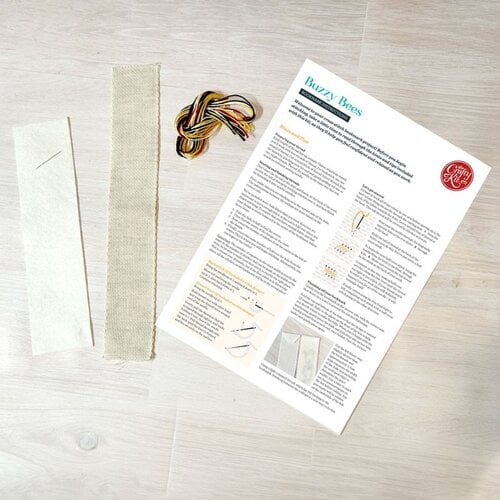 The Crafty Company Boekenlegger borduurpakket Buzzy Bees The Crafty Company Boekenlegger borduurpakket Buzzy Bees