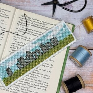 The Crafty Company Boekenlegger borduurpakket Stonehenge The Crafty Company Boekenlegger borduurpakket Stonehenge