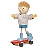 Tender Leaf Toys Popje Edward met skateboard | Tender Leaf Toys Tender Leaf Toys Popje Edward met skateboard | Tender Leaf Toys