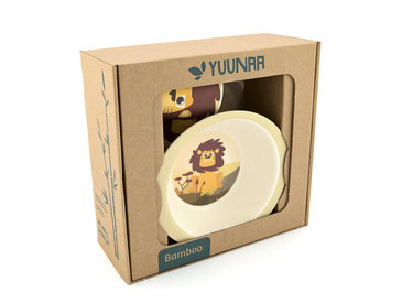 Aan tafel met een leuke eerste babyeetset als geboortegeschenk