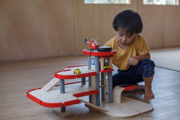 Mon premier garage Plan Toys pour chambre enfant - Les Enfants du