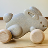 Plan Toys Houten konijn op wielen Grijs - Plan Toys Plan Toys Houten konijn op wielen Grijs - Plan Toys