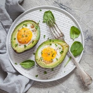 Gevulde avocado uit de oven