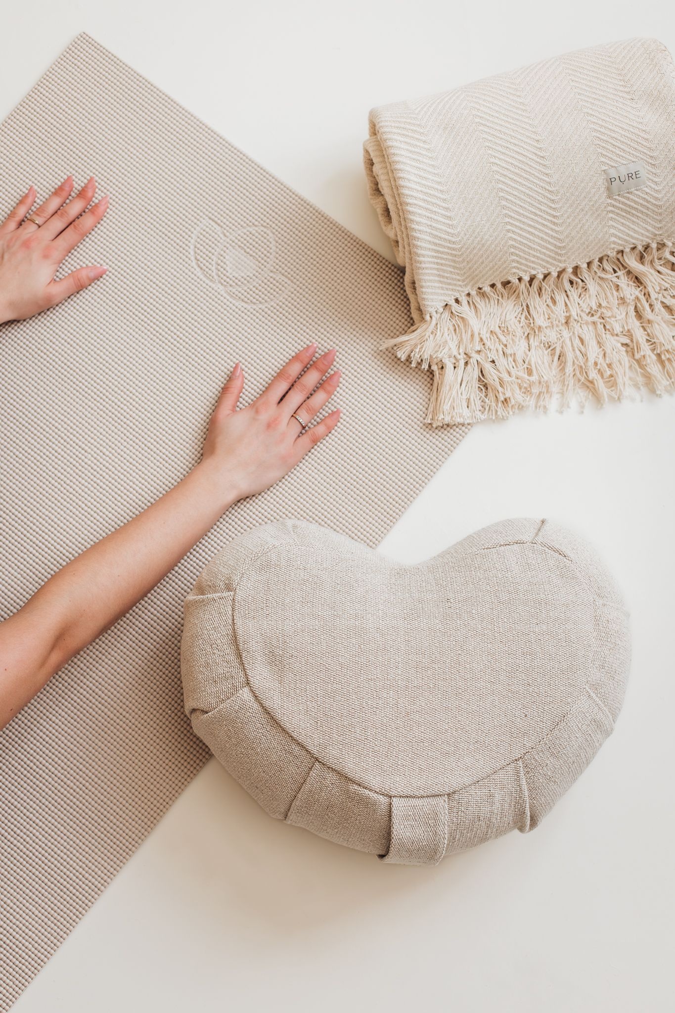 Lotuscrafts Zafu Meditationskissen Halbmond Siddha - Sitzhöhe 15cm - Yogakissen Halbmond mit Dinkelfüllung - Waschbarer Bezug aus Bio-Baumwolle - GOTS Zertifiziert