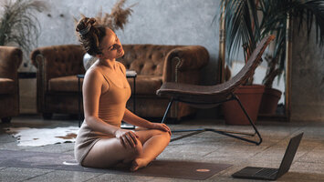 Zo stem je je yoga practice af op de herfst en winter