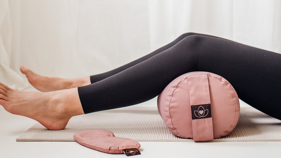 Welke yogamat is geschikt voor mensen met knieklachten?