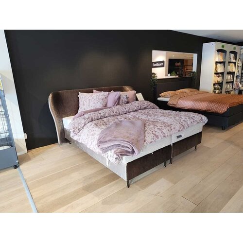 Pullman Showmodel Goldline Boxspring vlak 180x200 / Hoofdbord: Charlotte / Poten: Conisch Mat Zwart 15cm / Stof: Velluto 400 brown (excl. matrassen)